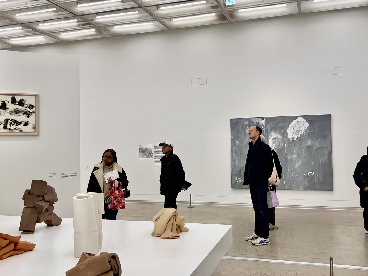 본문 이미지 - 전시장 내 관람 모습 (국립현대미술관 제공)