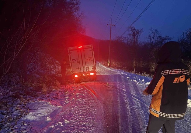 고속도로 4중 추돌에 눈길 고립…강원서 눈길 사고 잇따라