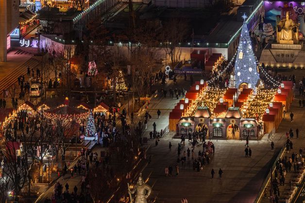 "광화문광장에 산타 떴다"…15m 초대형 트리 아래서 '인생샷' 찰칵