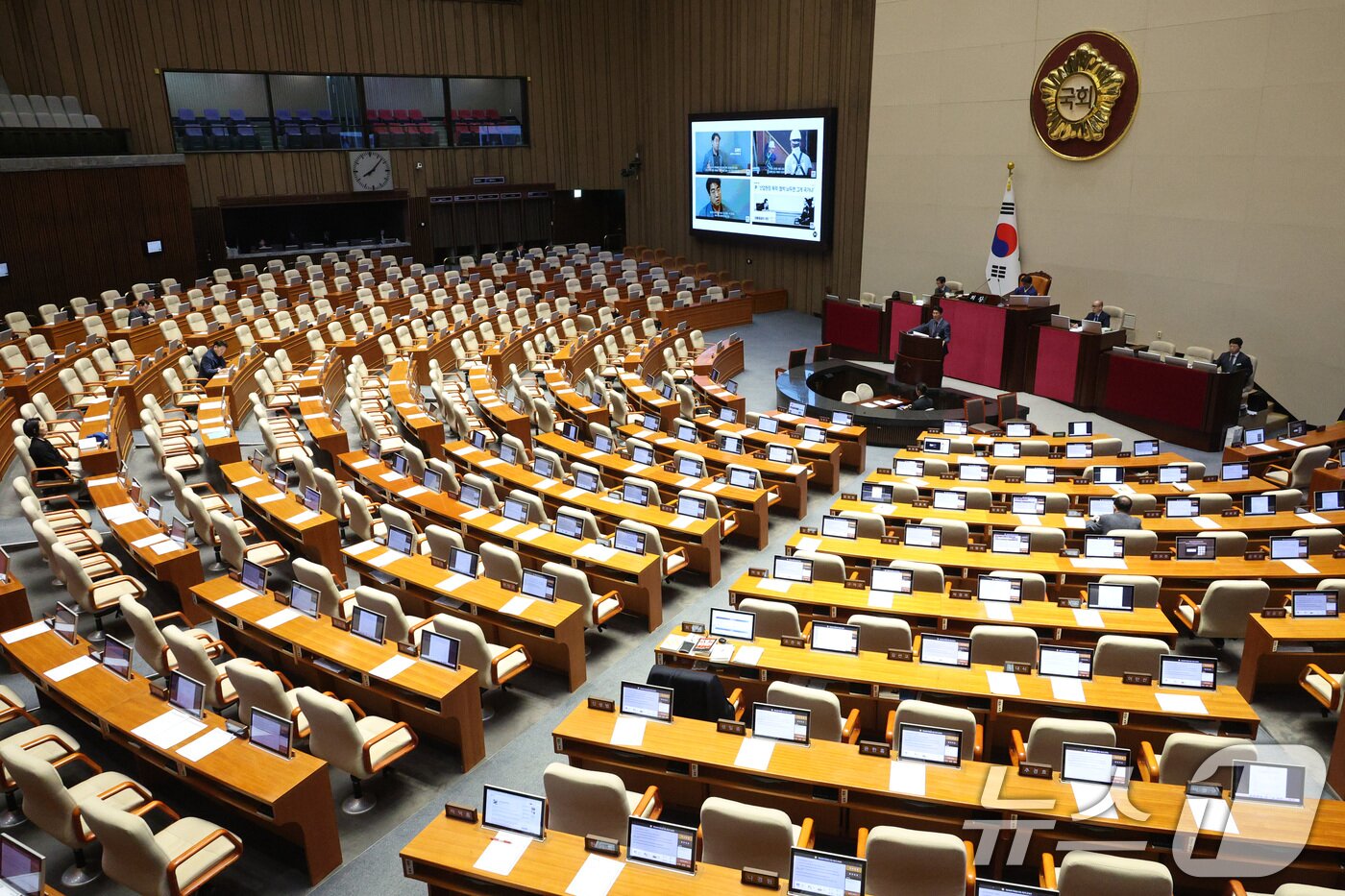 본문 이미지 - 노종면 더불어민주당 의원이 24일 서울 여의도 국회에서 열린 제430회국회(임시회) 제2차 본회의에서 '정보통신망 이용촉진 및 정보보호 등에 관한 법률 일부개정법률안(대안) 수정안'에 대한 무제한 토론(필리버스터)을 하고 있다. 2025.12.24/뉴스1 ⓒ News1 신웅수 기자