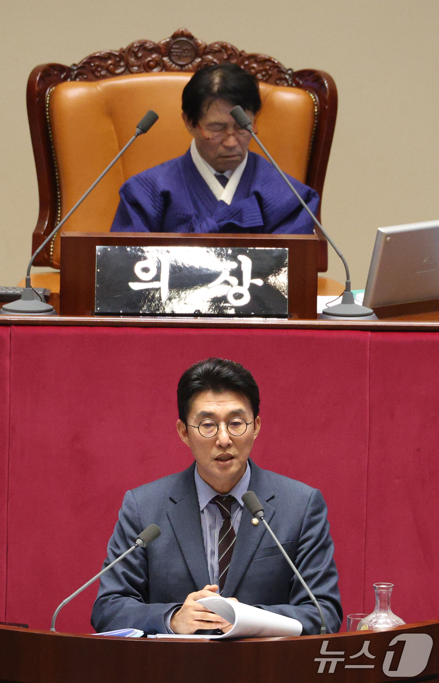 (서울=뉴스1) 신웅수 기자 = 노종면 더불어민주당 의원이 24일 서울 여의도 국회에서 열린 제430회국회(임시회) 제2차 본회의에서 '정보통신망 이용촉진 및 정보보호 등에 관한 …