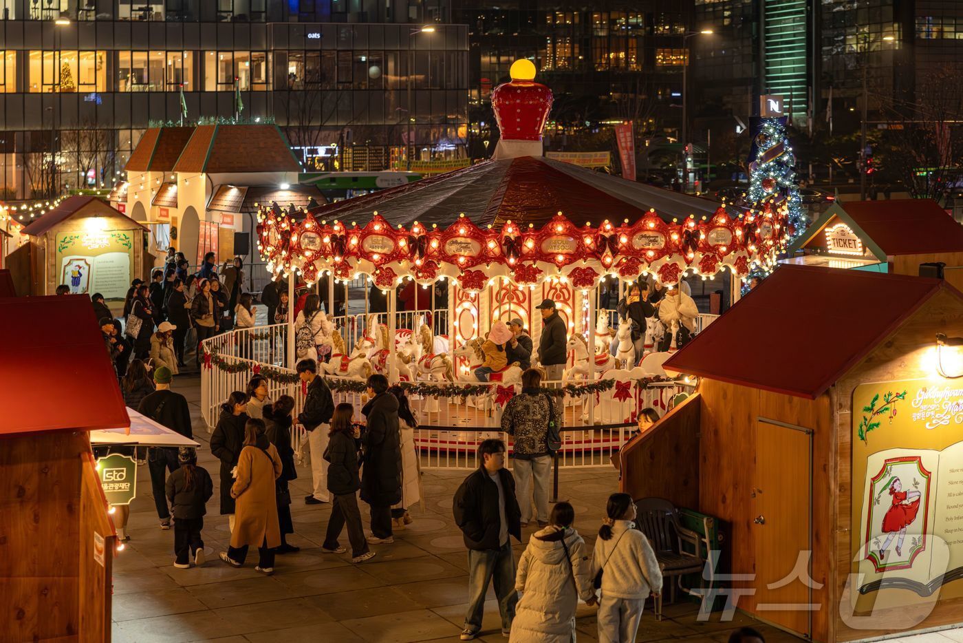 본문 이미지 - 산타마을 놀이광장의 '루돌프 회전목마'(서울관광재단 제공)