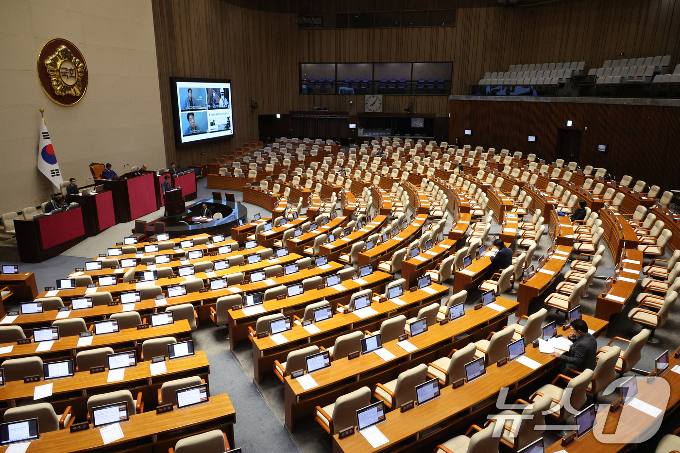 (서울=뉴스1) 신웅수 기자 = 노종면 더불어민주당 의원이 24일 서울 여의도 국회에서 열린 제430회국회(임시회) 제2차 본회의에서 '정보통신망 이용촉진 및 정보보호 등에 관한 …