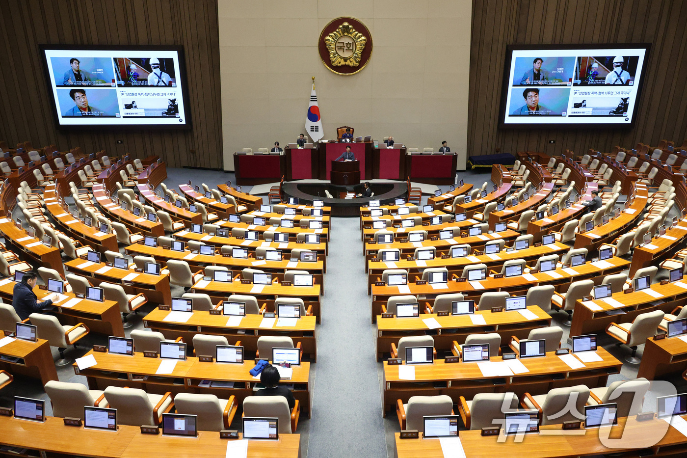 (서울=뉴스1) 신웅수 기자 = 노종면 더불어민주당 의원이 24일 서울 여의도 국회에서 열린 제430회국회(임시회) 제2차 본회의에서 '정보통신망 이용촉진 및 정보보호 등에 관한 …