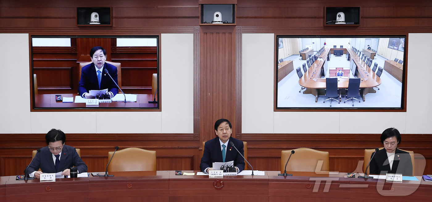 (서울=뉴스1) 김성진 기자 = 구윤철 경제부총리 겸 기획재정부 장관(가운데)이 24일 서울 종로구 정부서울청사에서 열린 경제관계장관회의 겸 산업경쟁력강화 관계장관회의에서 모두발언 …