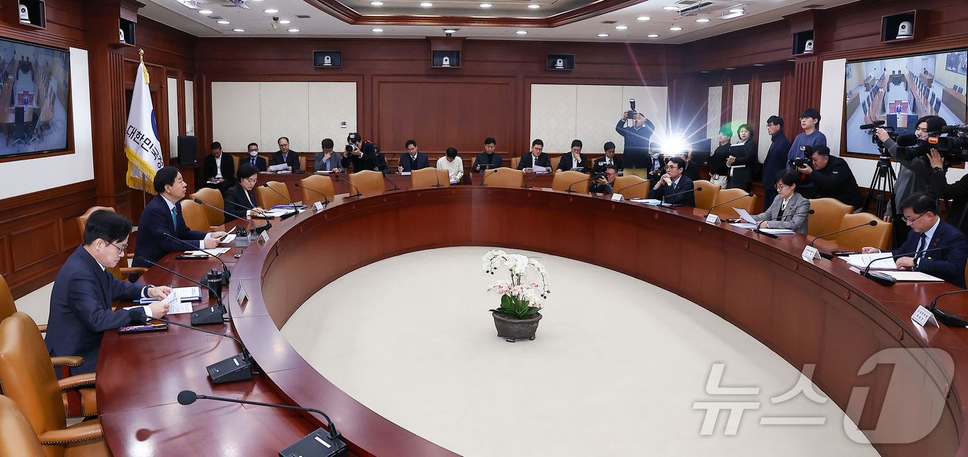 (서울=뉴스1) 김성진 기자 = 구윤철 경제부총리 겸 기획재정부 장관이 24일 서울 종로구 정부서울청사에서 열린 경제관계장관회의 겸 산업경쟁력강화 관계장관회의에서 모두발언을 하고 …