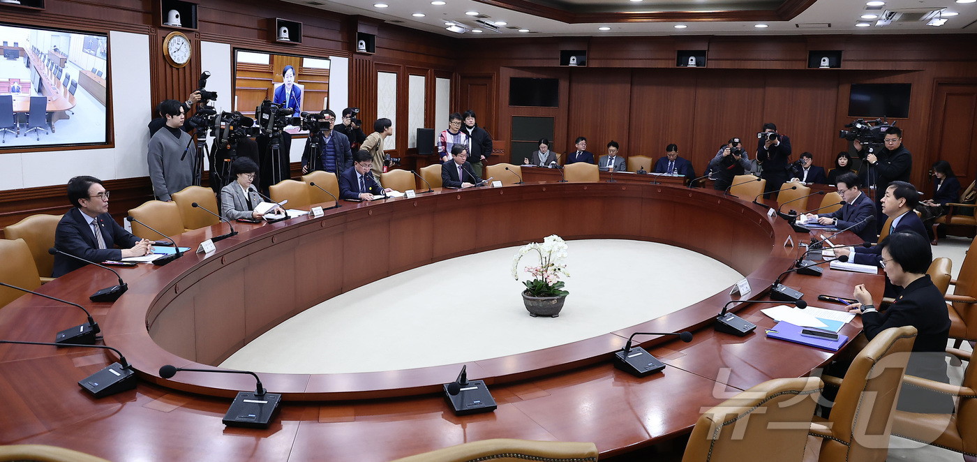 (서울=뉴스1) 김성진 기자 = 구윤철 경제부총리 겸 기획재정부 장관이 24일 서울 종로구 정부서울청사에서 열린 경제관계장관회의 겸 산업경쟁력강화 관계장관회의에서 모두발언을 하고 …