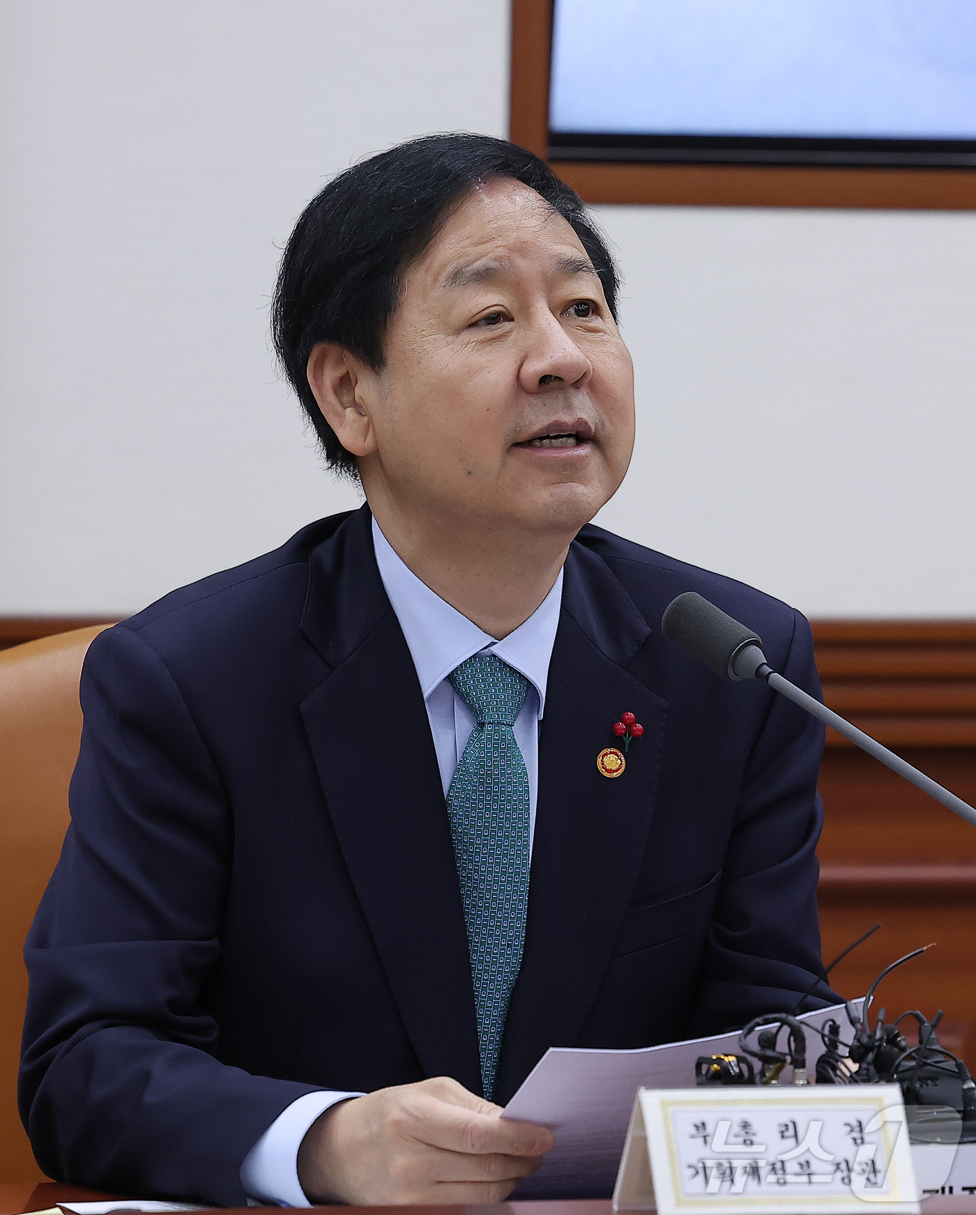 (서울=뉴스1) 김성진 기자 = 구윤철 경제부총리 겸 기획재정부 장관이 24일 서울 종로구 정부서울청사에서 열린 경제관계장관회의 겸 산업경쟁력강화 관계장관회의에서 모두발언을 하고 …