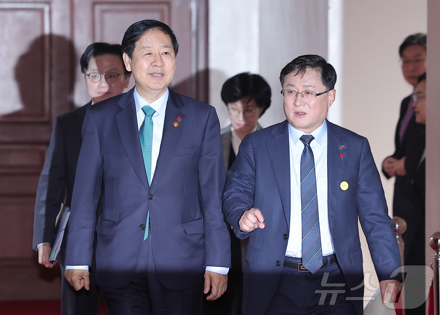 (서울=뉴스1) 김성진 기자 = 구윤철 경제부총리 겸 기획재정부 장관(왼쪽)과 김성환 기후에너지환경부 장관이 24일 서울 종로구 정부서울청사에서 열린 경제관계장관회의 겸 산업경쟁력 …