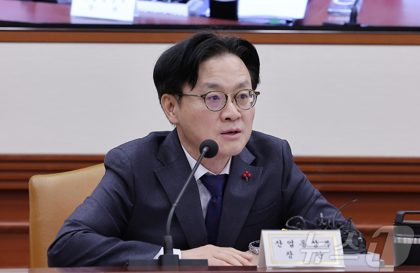 (서울=뉴스1) 김성진 기자 = 김정관 산업통상부 장관이 24일 서울 종로구 정부서울청사에서 열린 경제관계장관회의 겸 산업경쟁력강화 관계장관회의에서 모두발언을 하고 있다.  202 …