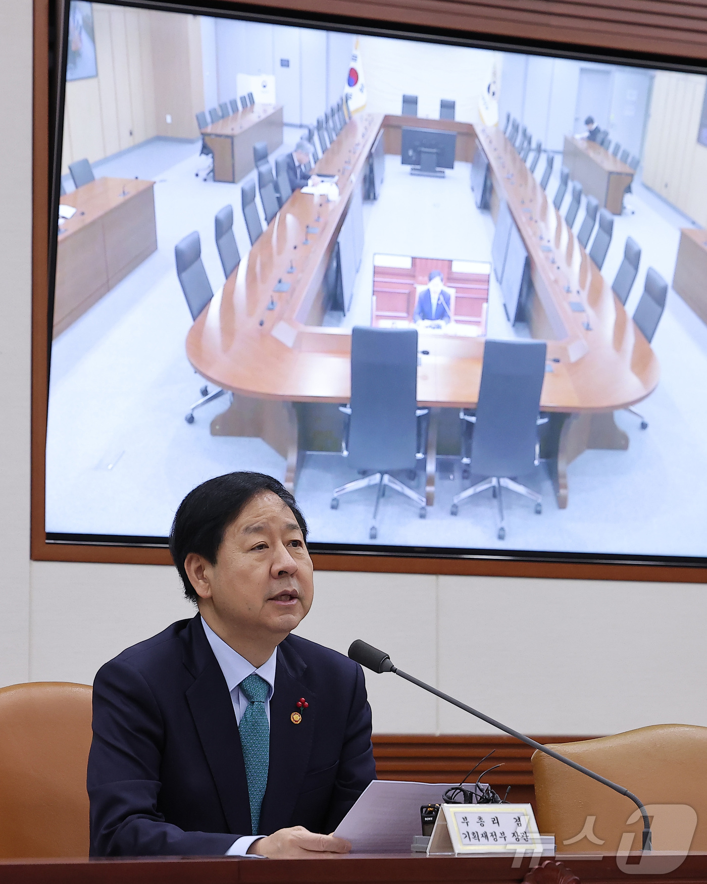 (서울=뉴스1) 김성진 기자 = 구윤철 경제부총리 겸 기획재정부 장관이 24일 서울 종로구 정부서울청사에서 열린 경제관계장관회의 겸 산업경쟁력강화 관계장관회의에서 모두발언을 하고 …