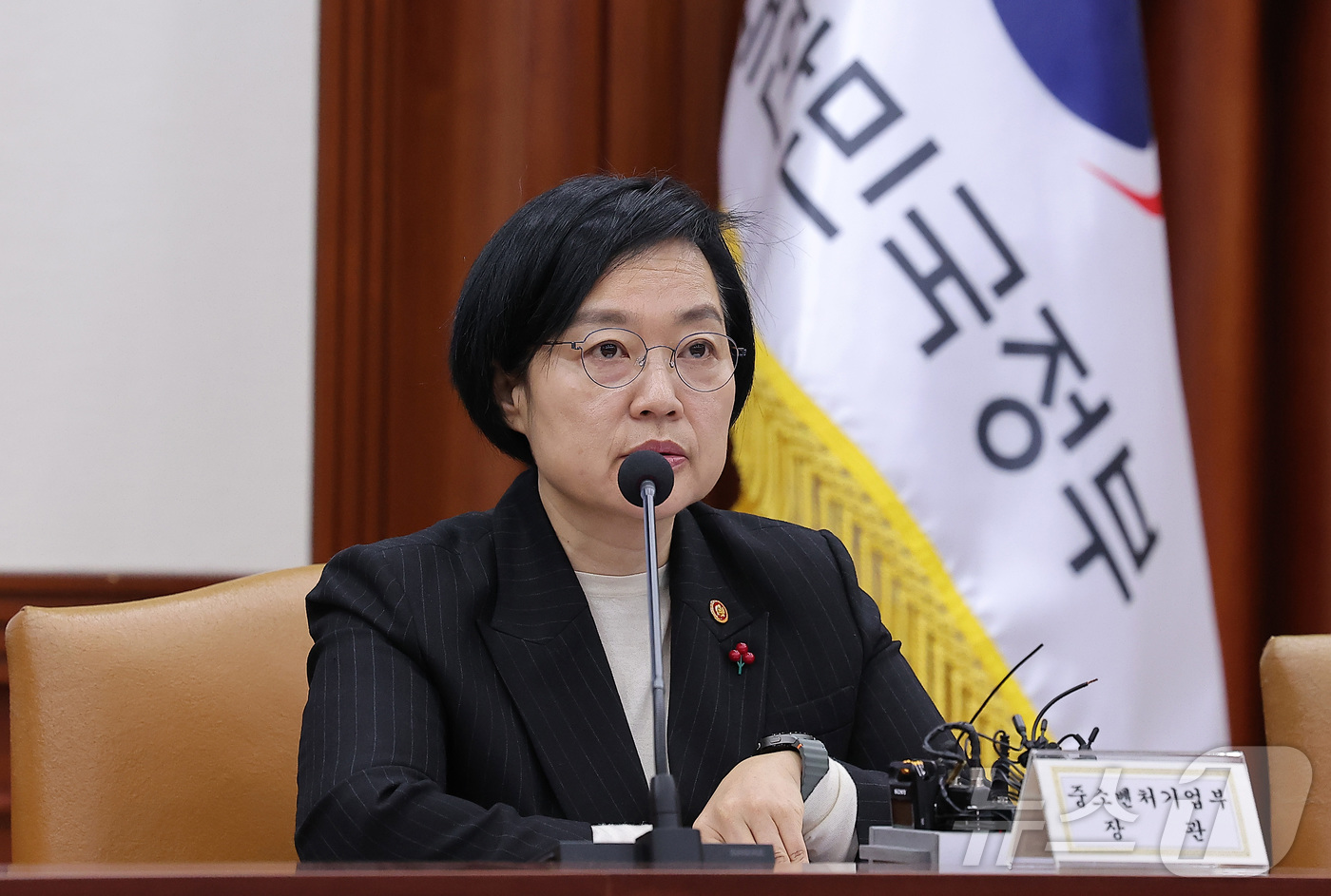 (서울=뉴스1) 김성진 기자 = 한성숙 중소벤처기업부 장관이 24일 서울 종로구 정부서울청사에서 열린 경제관계장관회의 겸 산업경쟁력강화 관계장관회의에서 모두발언을 하고 있다.  2 …