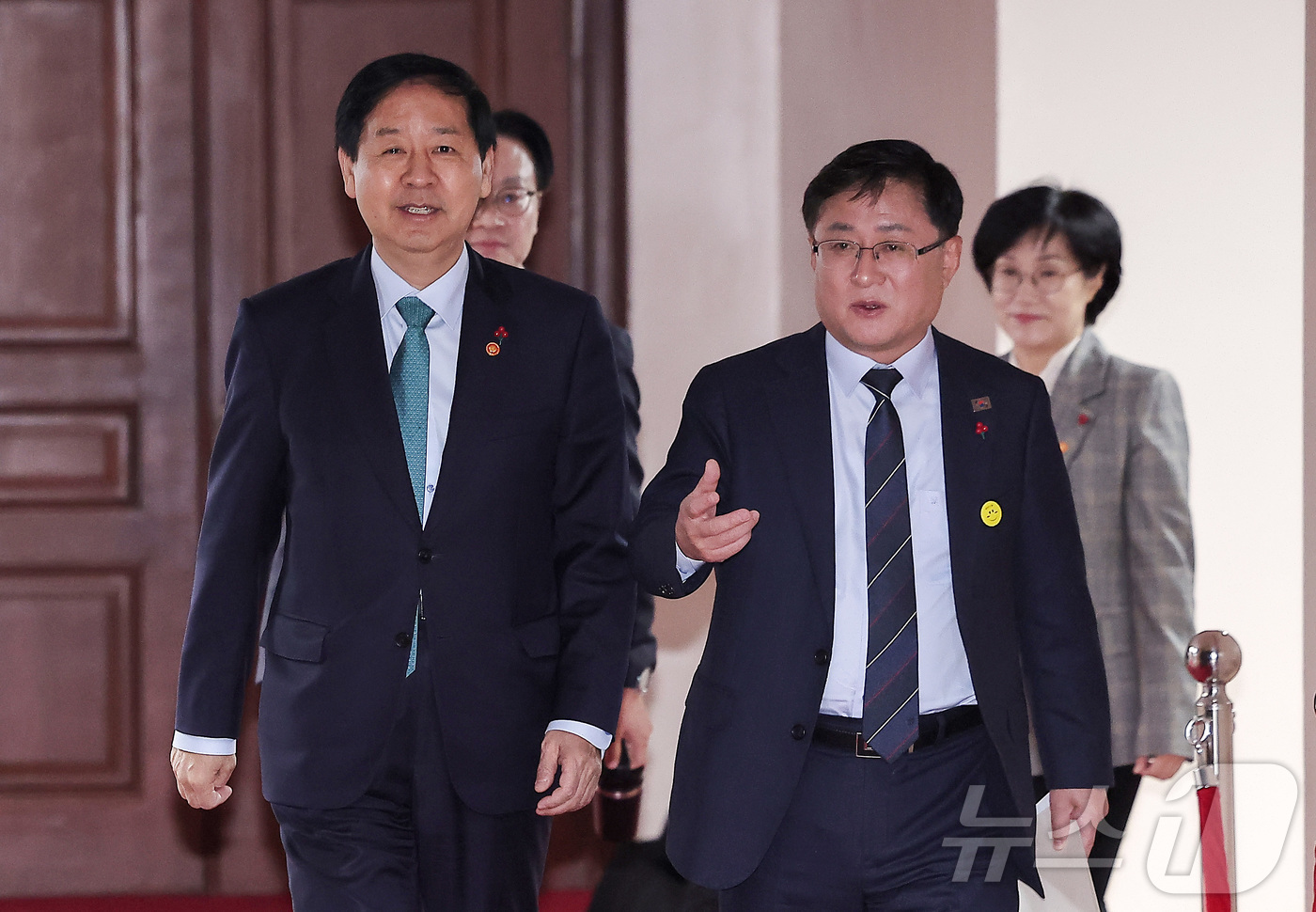 (서울=뉴스1) 김성진 기자 = 구윤철 경제부총리 겸 기획재정부 장관(왼쪽)과 김성환 기후에너지환경부 장관이 24일 서울 종로구 정부서울청사에서 열린 경제관계장관회의 겸 산업경쟁력 …