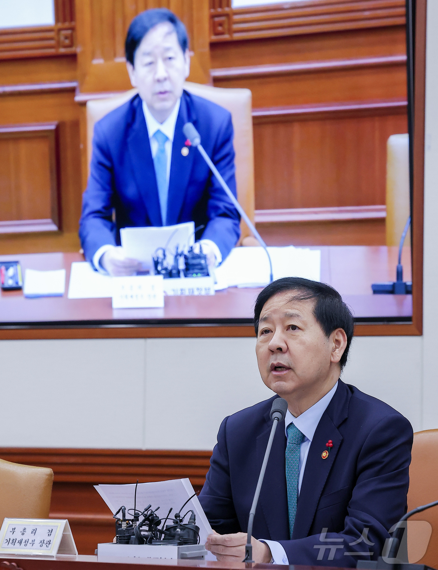 (서울=뉴스1) 김성진 기자 = 구윤철 경제부총리 겸 기획재정부 장관이 24일 서울 종로구 정부서울청사에서 열린 경제관계장관회의 겸 산업경쟁력강화 관계장관회의에서 모두발언을 하고 …