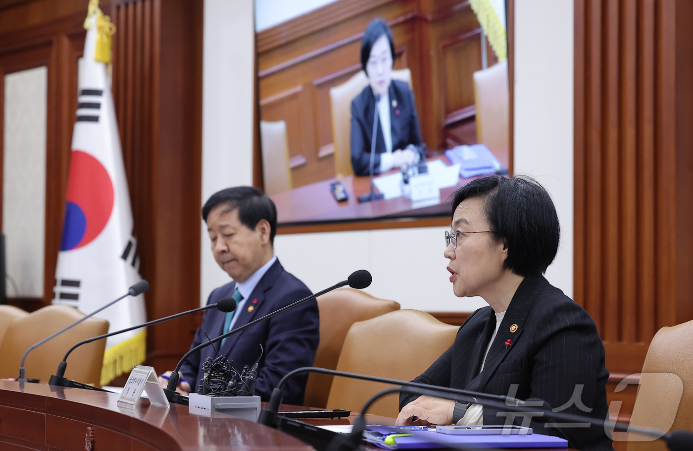 (서울=뉴스1) 김성진 기자 = 한성숙 중소벤처기업부 장관이 24일 서울 종로구 정부서울청사에서 열린 경제관계장관회의 겸 산업경쟁력강화 관계장관회의에서 모두발언을 하고 있다. 20 …