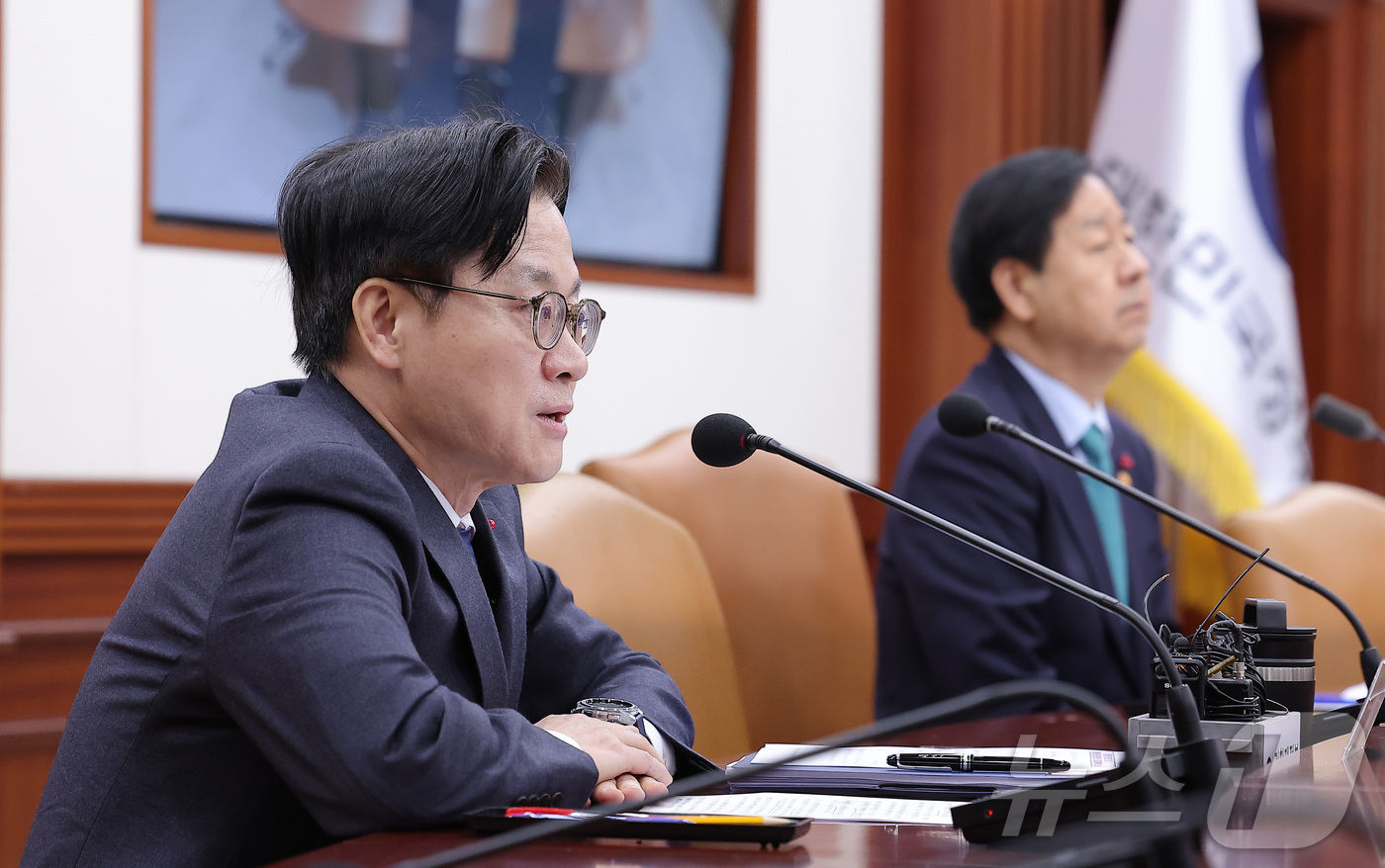 (서울=뉴스1) 김성진 기자 = 김정관 산업통상부 장관이 24일 서울 종로구 정부서울청사에서 열린 경제관계장관회의 겸 산업경쟁력강화 관계장관회의에서 모두발언을 하고 있다.  202 …