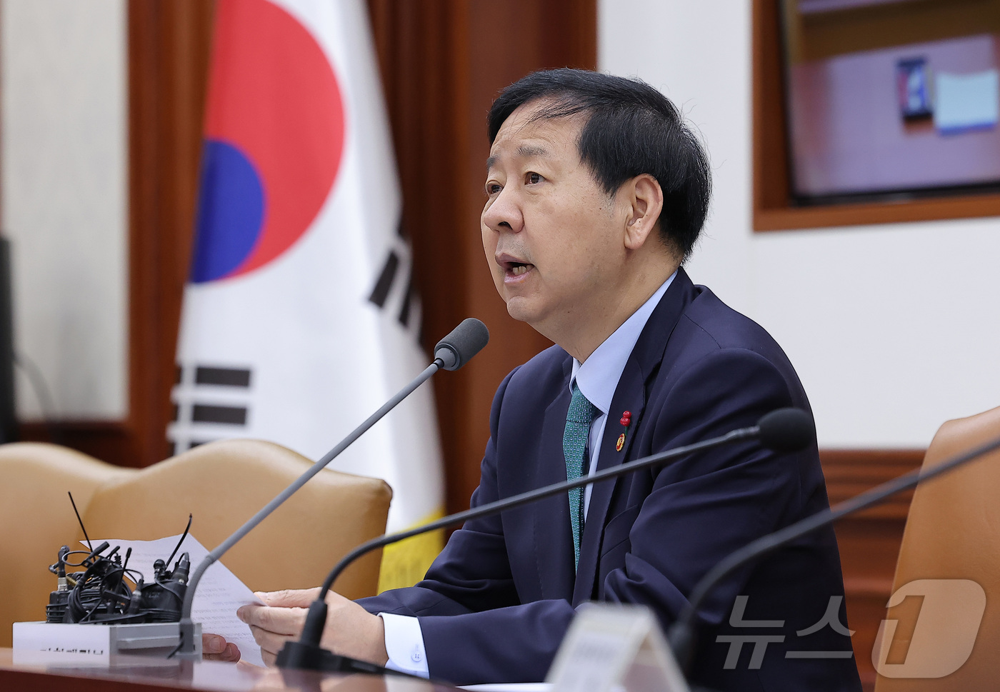 (서울=뉴스1) 김성진 기자 = 구윤철 경제부총리 겸 기획재정부 장관이 24일 서울 종로구 정부서울청사에서 열린 경제관계장관회의 겸 산업경쟁력강화 관계장관회의에서 모두발언을 하고 …