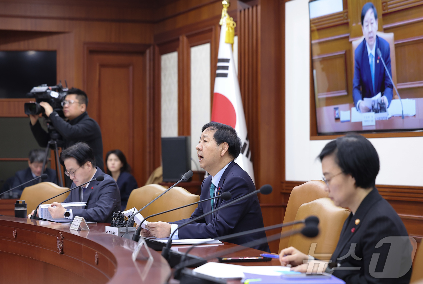 (서울=뉴스1) 김성진 기자 = 구윤철 경제부총리 겸 기획재정부 장관이 24일 서울 종로구 정부서울청사에서 열린 경제관계장관회의 겸 산업경쟁력강화 관계장관회의에서 모두발언을 하고 …