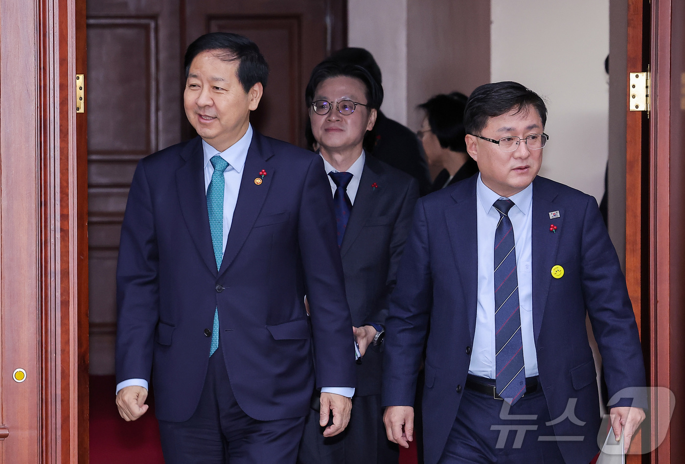 (서울=뉴스1) 김성진 기자 = 구윤철 경제부총리 겸 기획재정부 장관(왼쪽부터), 김정관 산업통상부 장관, 김성환 기후에너지환경부 장관이 24일 서울 종로구 정부서울청사에서 열린 …