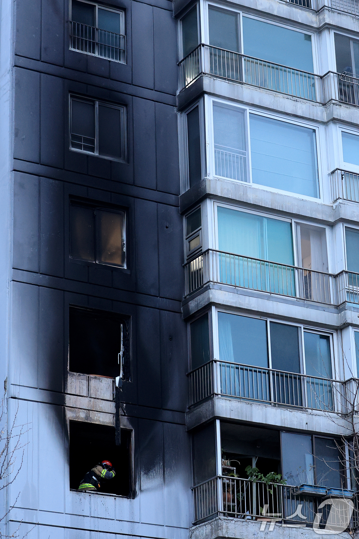 (서울=뉴스1) 이호윤 기자 = 24일 오전 서울 송파구 방이동 한 아파트 5층에서 화재가 발생해 소방대원들이 현장을 살펴보고 있다. 이번 화재로 심정지 상태로 2명이 병원으로 이 …