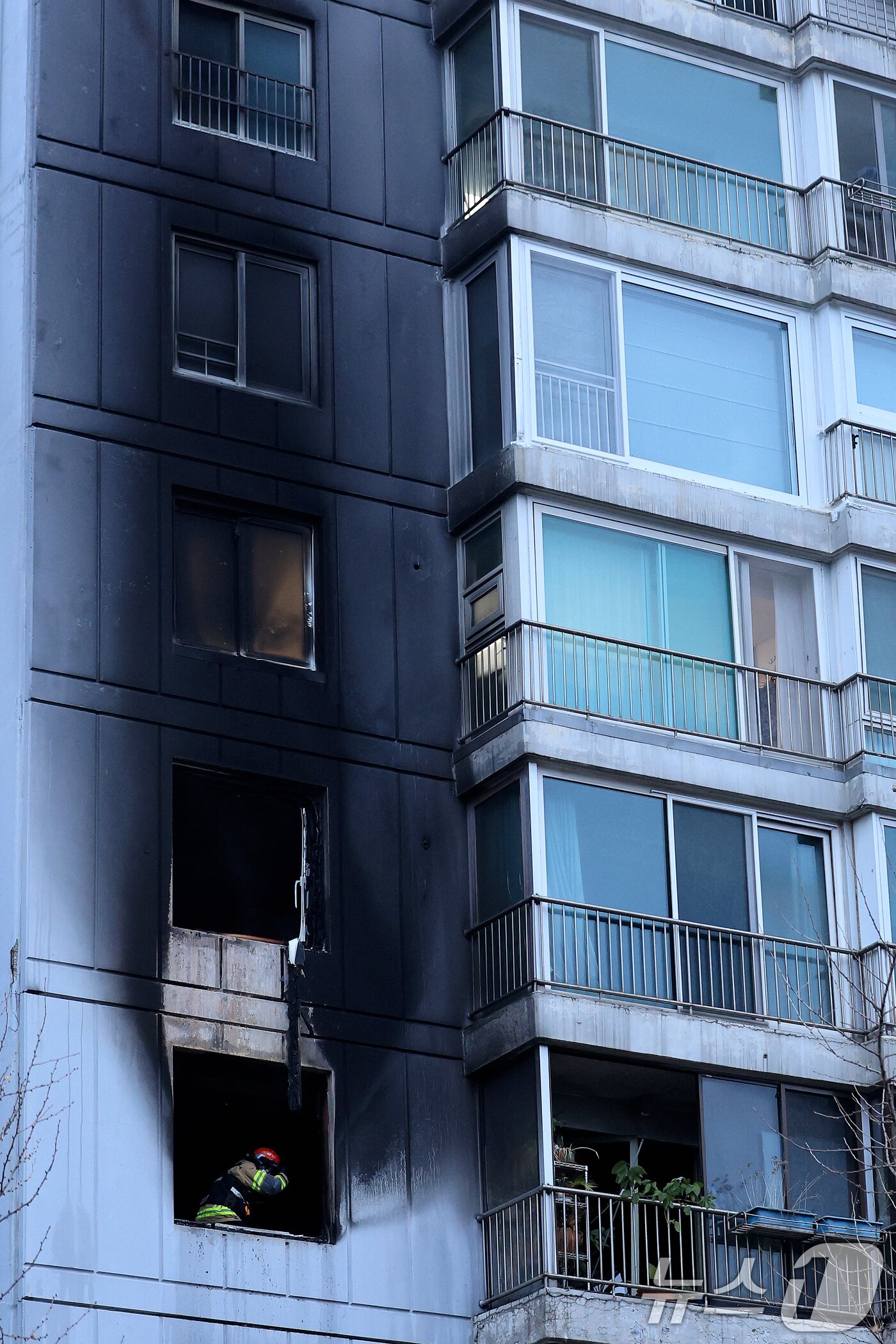 본문 이미지 - 24일 오전 서울 송파구 방이동 한 아파트 5층에서 화재가 발생해 소방대원들이 현장을 살펴보고 있다.  2025.12.24/뉴스1 ⓒ News1 이호윤 기자