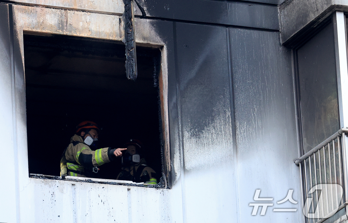 (서울=뉴스1) 이호윤 기자 = 24일 오전 서울 송파구 방이동 한 아파트 5층에서 화재가 발생해 소방대원들이 현장을 살펴보고 있다. 이번 화재로 심정지 상태로 2명이 병원으로 이 …