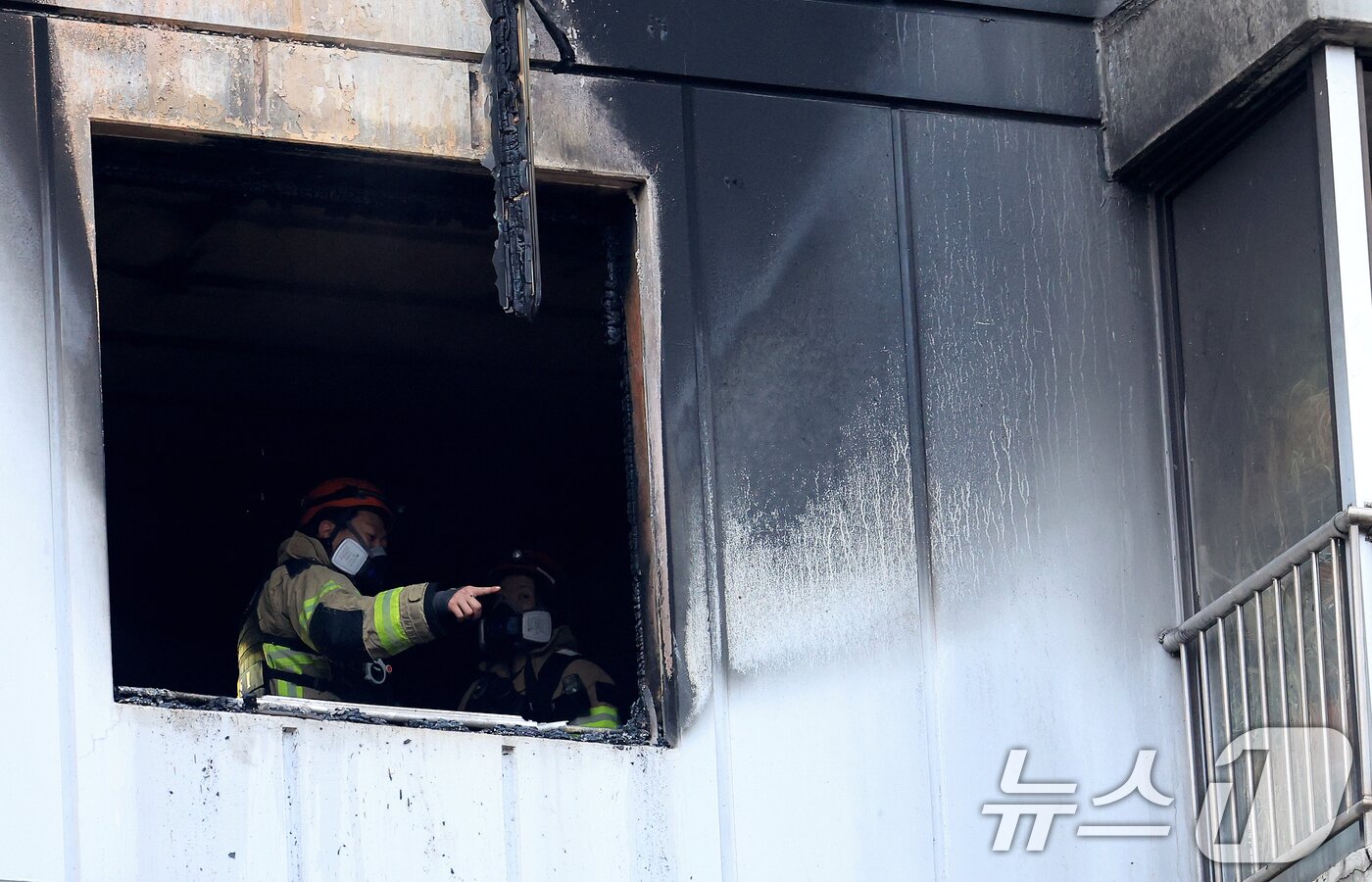 본문 이미지 - 24일 오전 서울 송파구 방이동 한 아파트 5층에서 화재가 발생해 소방대원들이 현장을 살펴보고 있다.  2025.12.24/뉴스1 ⓒ News1 이호윤 기자