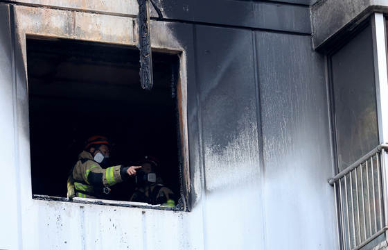 송파구 아파트 화재현장 살펴보는 소방대원들