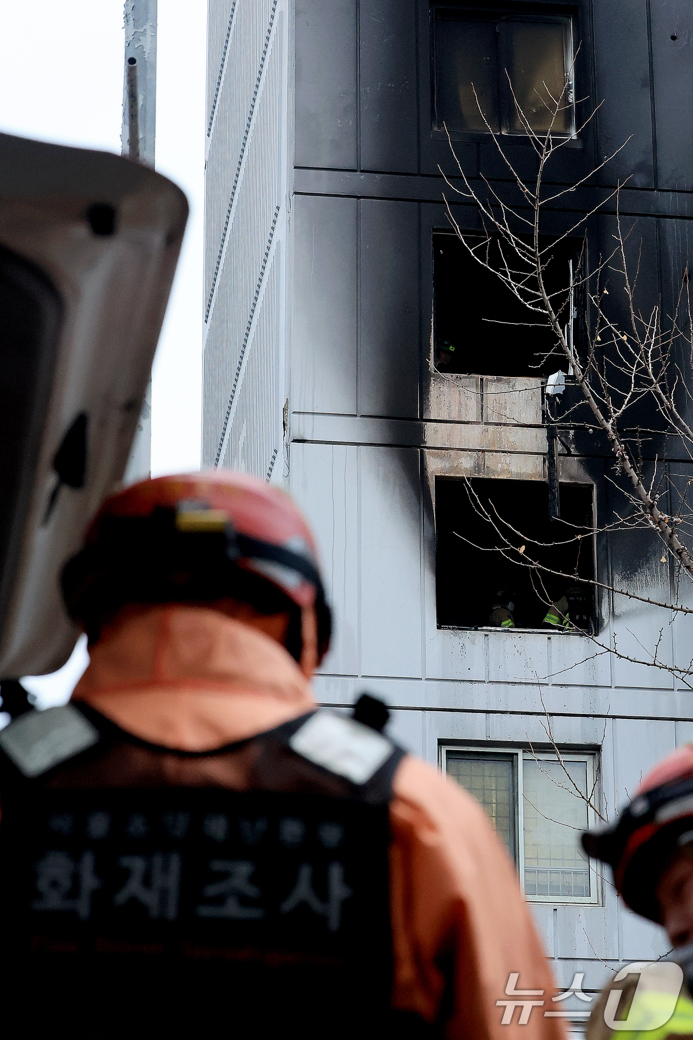(서울=뉴스1) 이호윤 기자 = 24일 오전 서울 송파구 방이동 한 아파트 5층에서 화재가 발생해 소방대원들이 현장을 살펴보고 있다. 이번 화재로 심정지 상태로 2명이 병원으로 이 …
