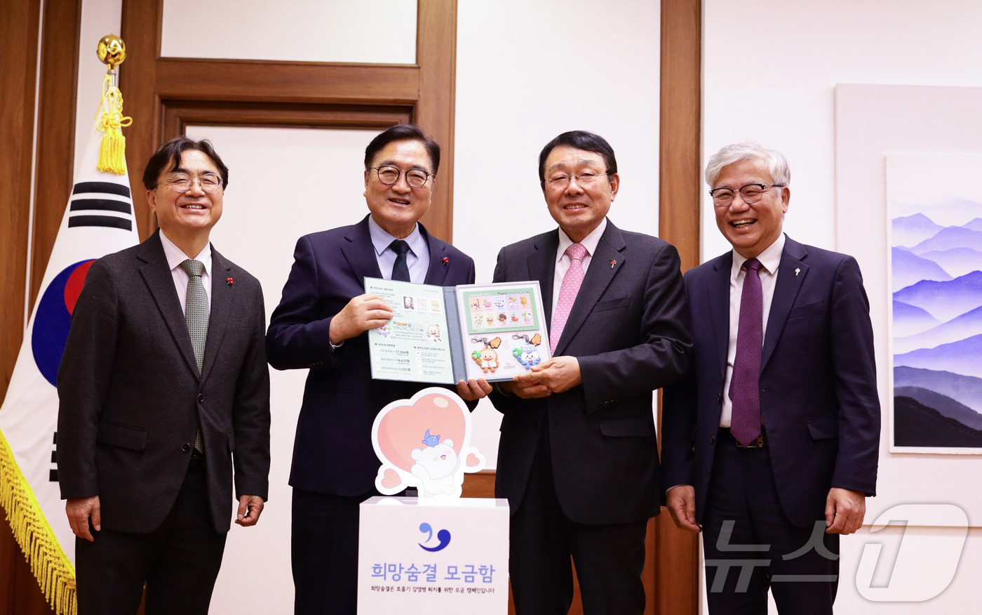 (서울=뉴스1) = 신민석 대한결핵협회 회장(오른쪽 두 번째)이 지난 23일 서울 영등포구 국회의장실을 방문해 우원식 국회의장에게 2025년 크리스마스 씰을 증정하고 기념  촬영하 …