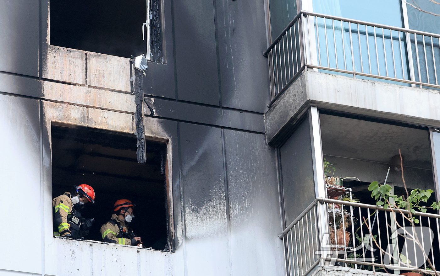 (서울=뉴스1) 이호윤 기자 = 24일 오전 서울 송파구 방이동 한 아파트 5층에서 화재가 발생해 소방대원들이 현장을 살펴보고 있다. 이번 화재로 심정지 상태로 2명이 병원으로 이 …