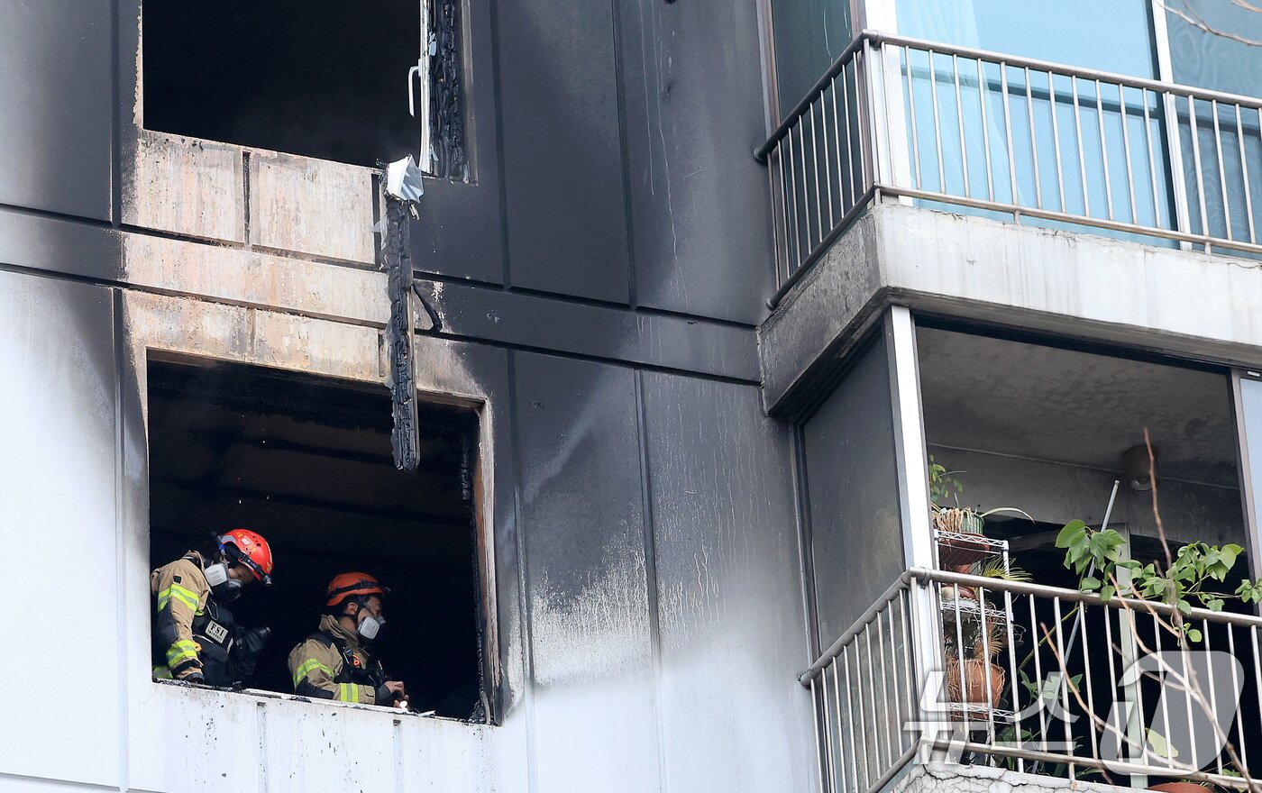 본문 이미지 - 24일 오전 서울 송파구 방이동 한 아파트 5층에서 화재가 발생해 소방대원들이 현장을 살펴보고 있다.   2025.12.24/뉴스1 ⓒ News1 이호윤 기자