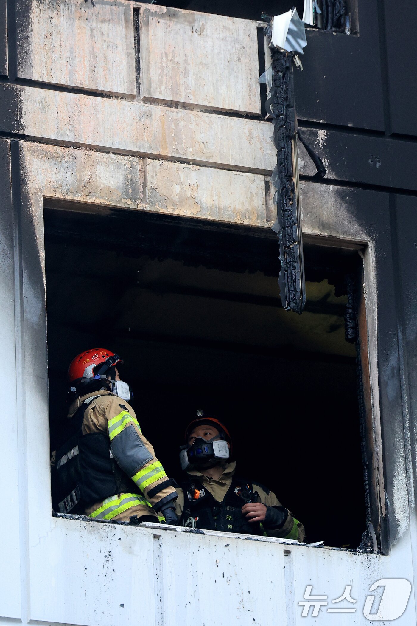 본문 이미지 - 24일 오전 서울 송파구 방이동 한 아파트 5층에서 화재가 발생해 소방대원들이 현장을 살펴보고 있다.  2025.12.24/뉴스1 ⓒ News1 이호윤 기자