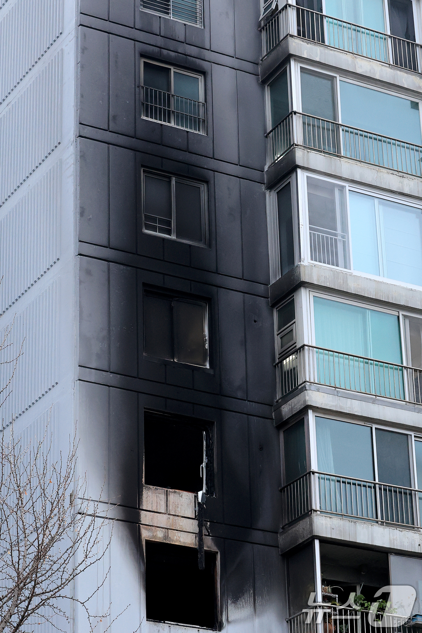 (서울=뉴스1) 이호윤 기자 = 24일 오전 서울 송파구 방이동 한 아파트 5층에서 화재가 발생해 현장이 검게 그을려 있다. 이번 화재로 심정지 상태로 2명이 병원으로 이송됐으며 …