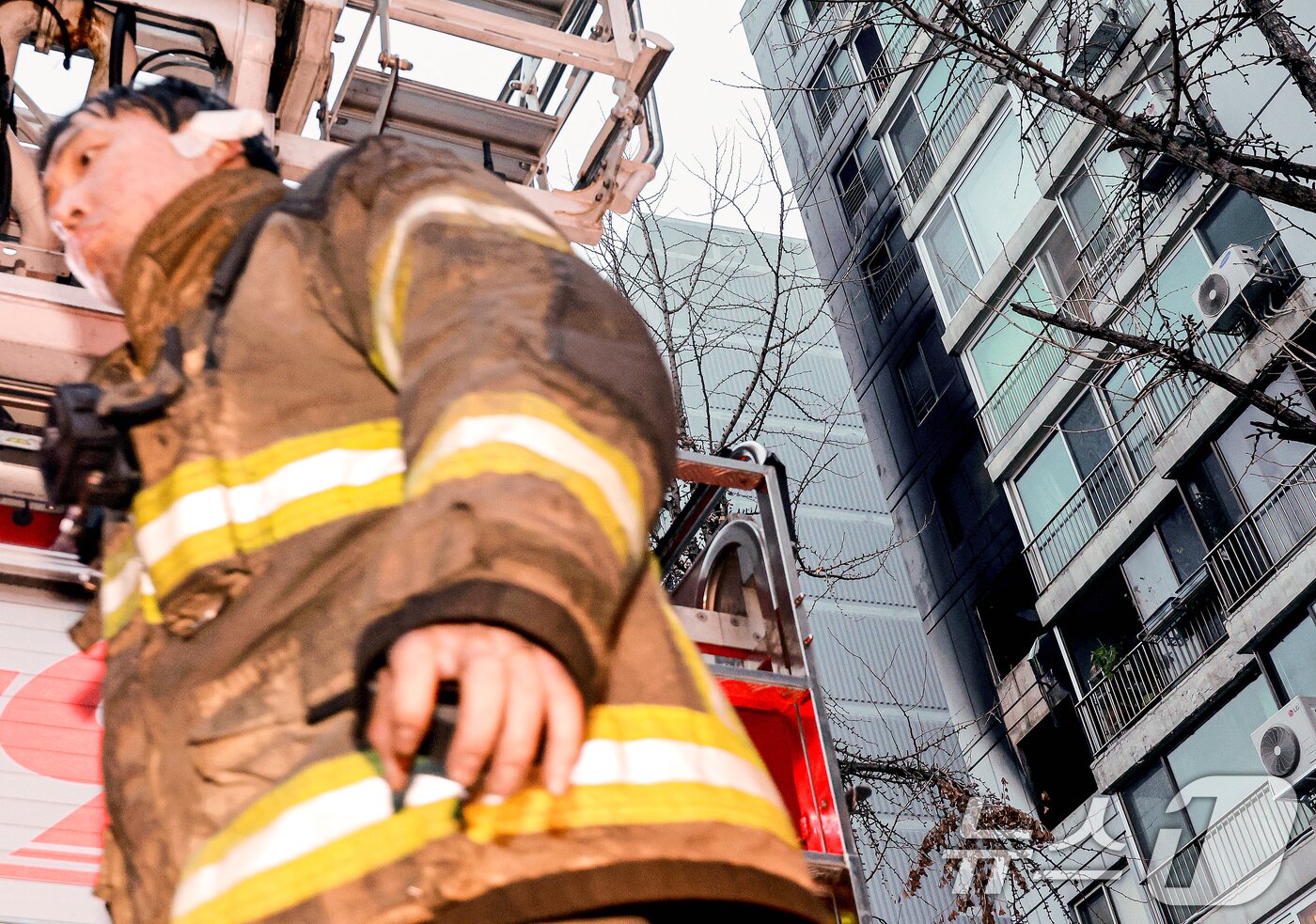 본문 이미지 - 24일 오전 서울 송파구 방이동 한 아파트 5층에서 화재가 발생해 소방대원들이 현장을 살펴보고 있다.  2025.12.24/뉴스1 ⓒ News1 이호윤 기자