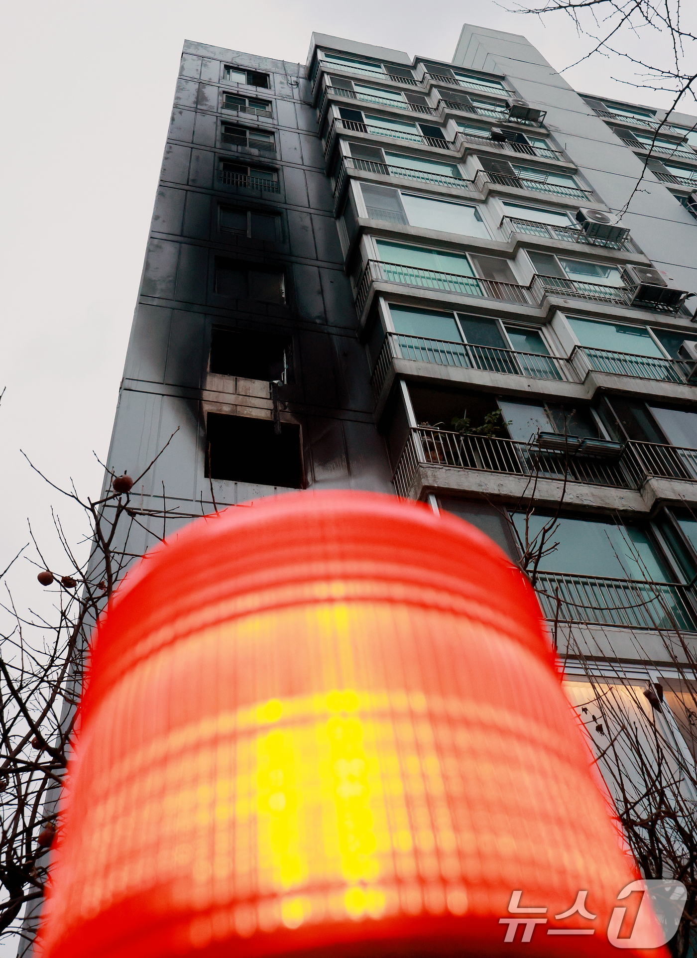 (서울=뉴스1) 이호윤 기자 = 24일 오전 서울 송파구 방이동 한 아파트 5층에서 화재가 발생해 현장이 검게 그을려 있다. 이번 화재로 심정지 상태로 2명이 병원으로 이송됐으며 …