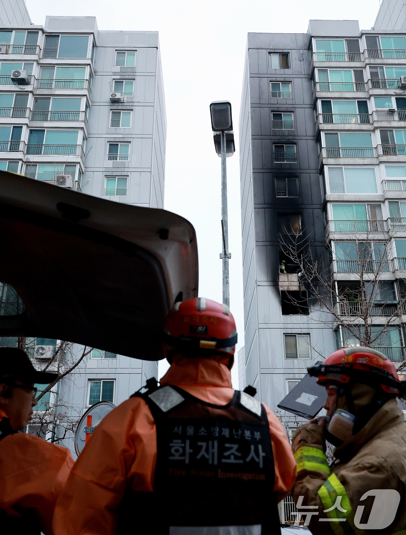 (서울=뉴스1) 이호윤 기자 = 24일 오전 서울 송파구 방이동 한 아파트 5층에서 화재가 발생해 소방대원들이 현장을 살펴보고 있다. 이번 화재로 심정지 상태로 2명이 병원으로 이 …