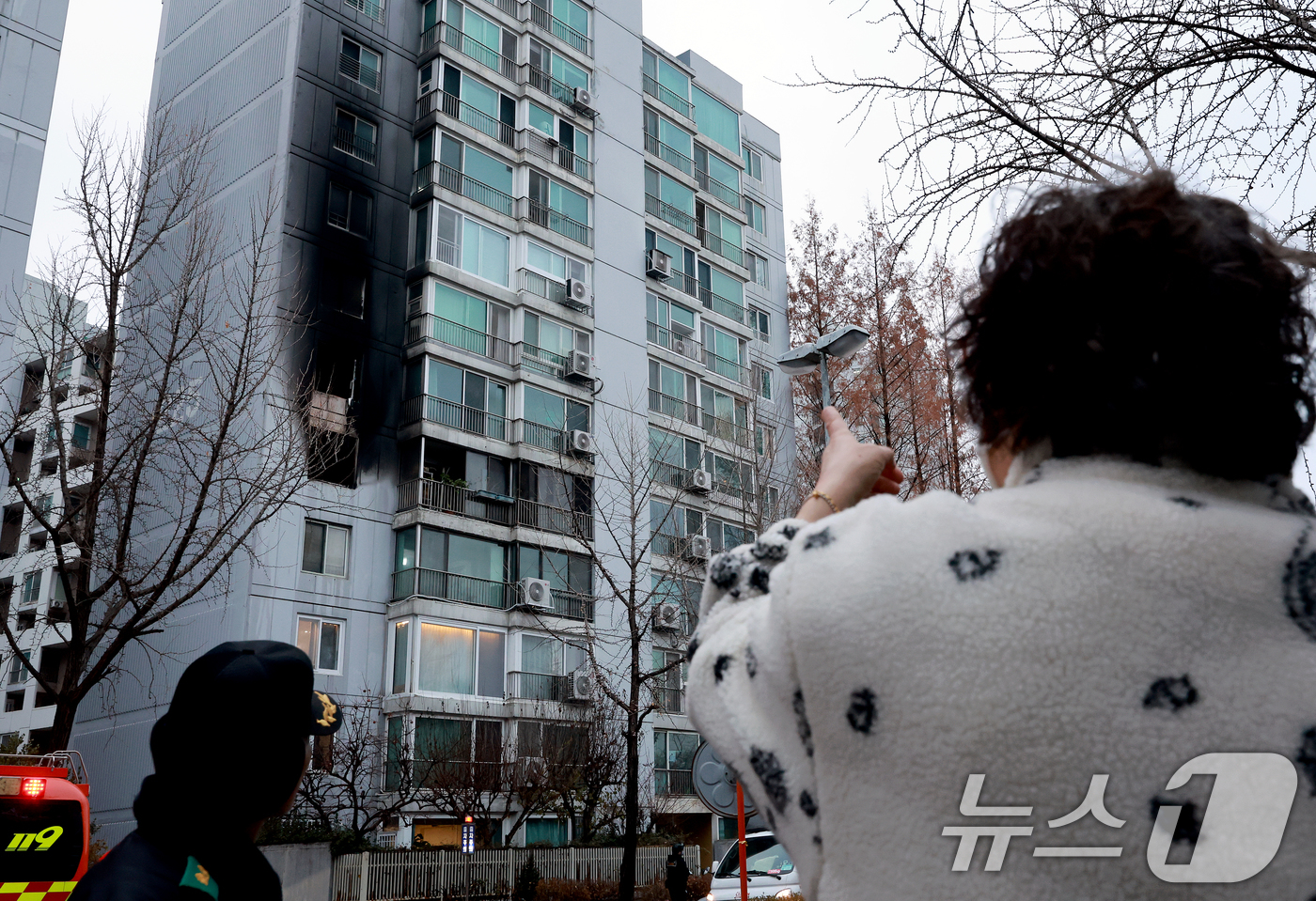 (서울=뉴스1) 이호윤 기자 = 24일 오전 서울 송파구 방이동 한 아파트 5층에서 화재가 발생해 현장이 검게 그을려 있다. 이번 화재로 심정지 상태로 2명이 병원으로 이송됐으며 …