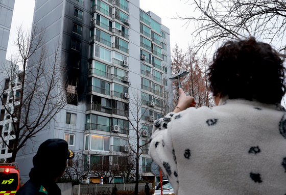 송파구 아파트서 화재 '2명 심정지 이송'