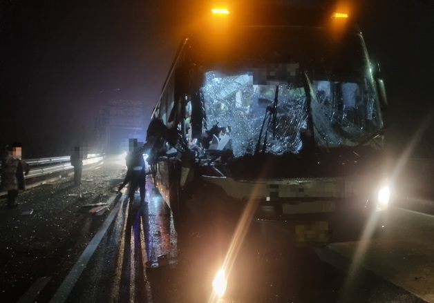 함양 통영대전고속도로서 버스·화물차 '쾅'…4명 중상