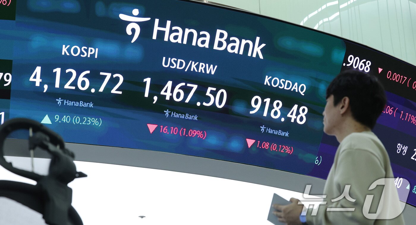 본문 이미지 -  서울 중구 하나은행 딜링룸 전광판에 코스피 개장 시황이 나타나고 있다. 2025.12.24/뉴스1 ⓒ News1 박지혜 기자