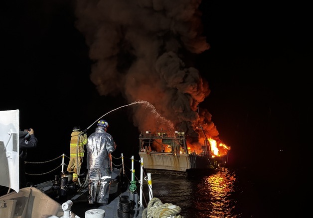 부산 영도 앞바다 어선 화재…선원 6명 모두 구조