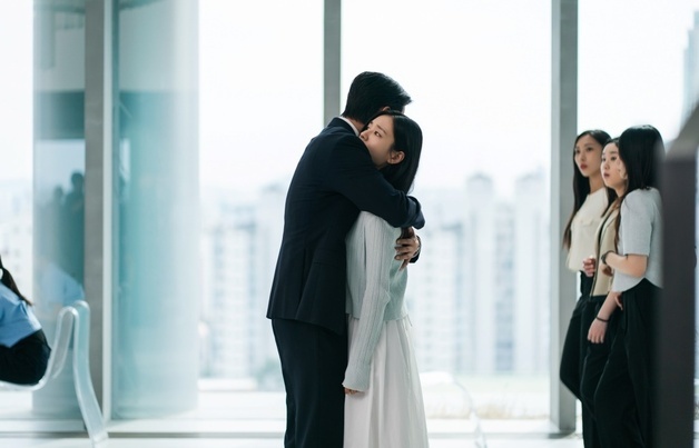 '키스는 괜히 해서!' 장기용, 회사 사람들 앞 안은진 포옹 '애틋'