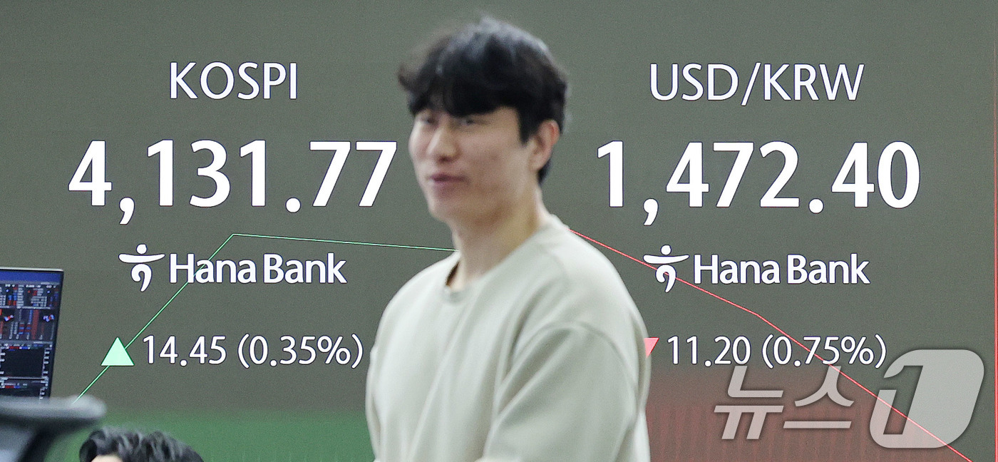 (서울=뉴스1) 박지혜 기자 = 24일 서울 중구 하나은행 딜링룸 전광판에 코스피 개장 시황이 나타나고 있다.이날 코스피는 전 거래일(4117.32)보다 18.92포인트(0.46% …