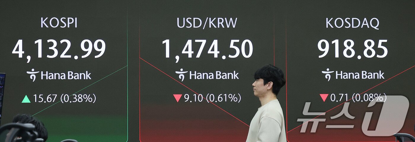 본문 이미지 - 24일 서울 중구 하나은행 딜링룸 전광판에 코스피 개장 시황이 나타나고 있다.  2025.12.24/뉴스1 ⓒ News1 박지혜 기자