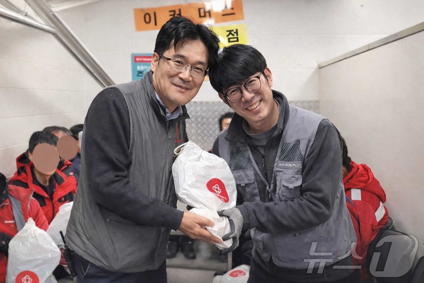 (서울=뉴스1) = 홈플러스는 겨울철 한파를 대비해 현장 직원들을 위한 ‘한랭질환 예방키트’를 배포했다고 24일 밝혔다. 사진은 홈플러스 면목점 직원들이 한랭질환 예방키트를 들고 …