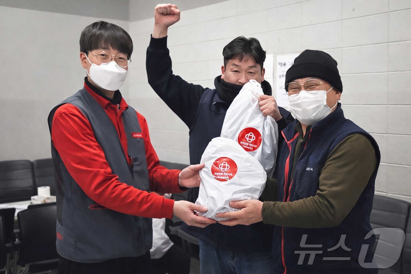 (서울=뉴스1) = 홈플러스는 겨울철 한파를 대비해 현장 직원들을 위한 ‘한랭질환 예방키트’를 배포했다고 24일 밝혔다. 사진은 홈플러스 면목점 직원들이 한랭질환 예방키트를 들고 …