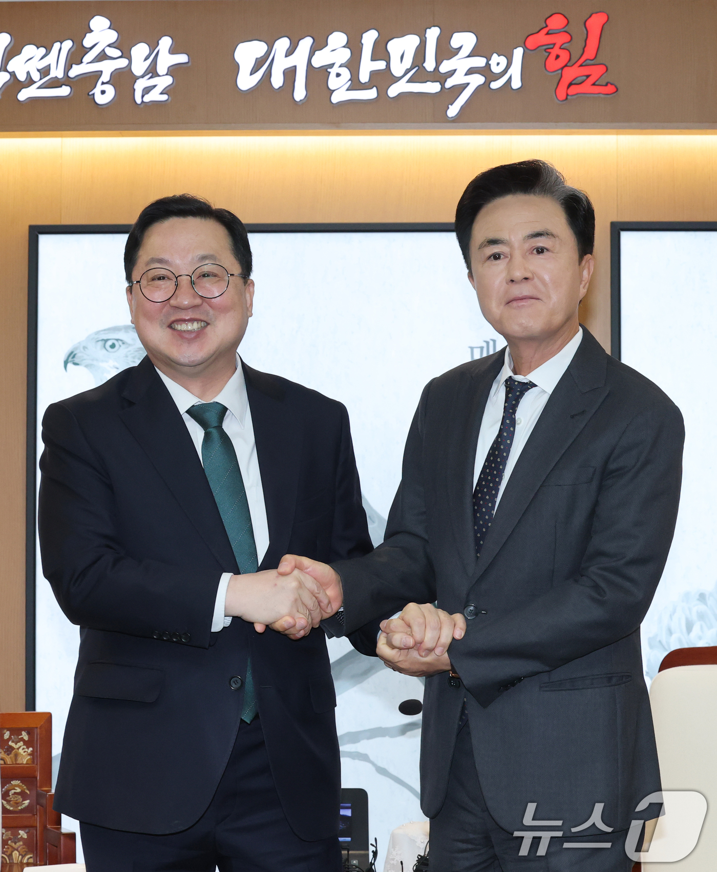 (홍성=뉴스1) 김기태 기자 = 김태흠 충남도지사와 이장우 대전시장이 24일 오전 충남도청에서 대전충남 행정통합 관련 회동을 하고 있다. 2025.12.24/뉴스1