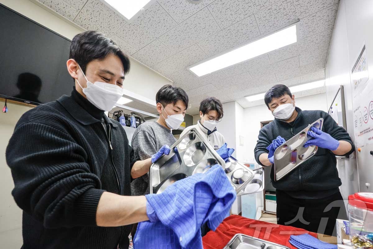 (서울=뉴스1) = 빙그레가 연말을 맞아 대한적십자사와 함께 전국의 취약계층을 위한 공주쌀 후원 및 배식 봉사활동을 펼쳤다고 24일 밝혔다. 사진은 지난 23일 서울 용산구 무료 …