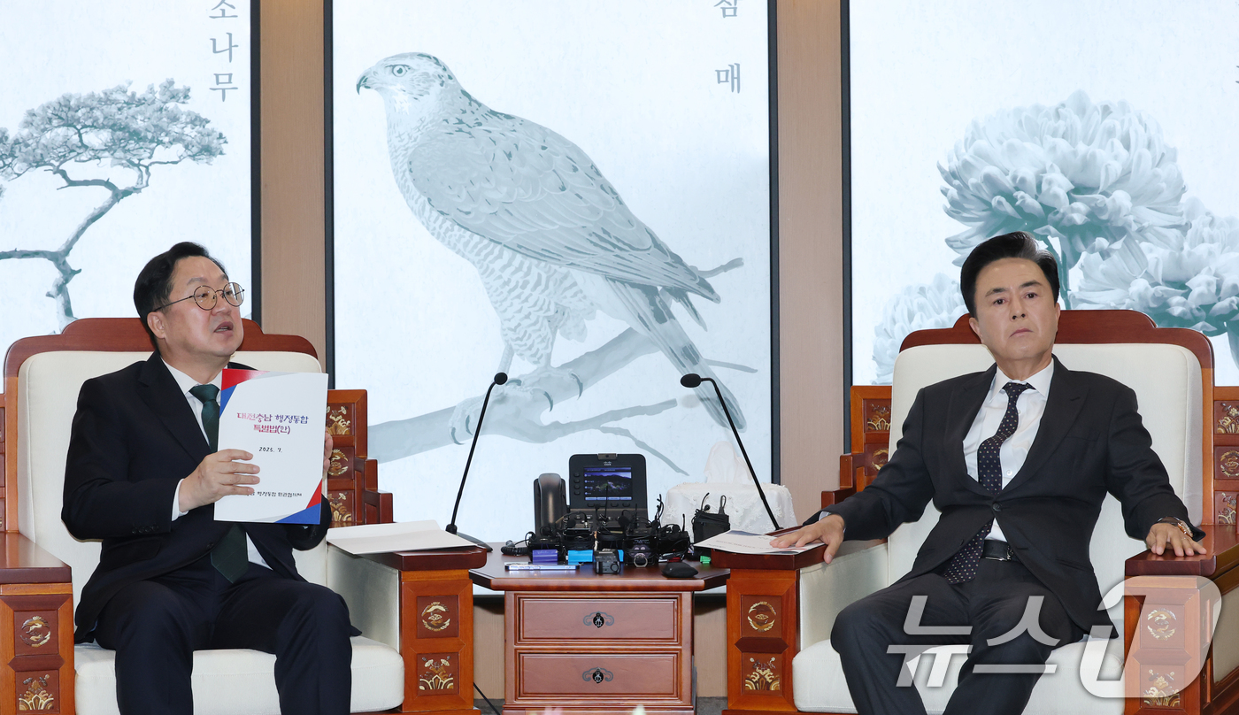 (홍성=뉴스1) 김기태 기자 = 이장우 대전시장과 김태흠 충남도지사가 24일 오전 충남도청에서 대전충남 행정통합 관련 회동을 하고 있다. 2025.12.24/뉴스1